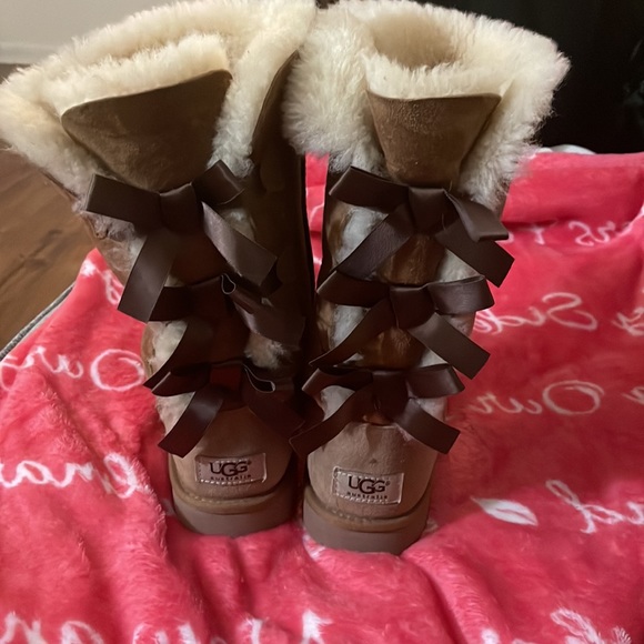 Uggs size us 4 fits like a size 6 wonderful condition - Picture 2 of 4